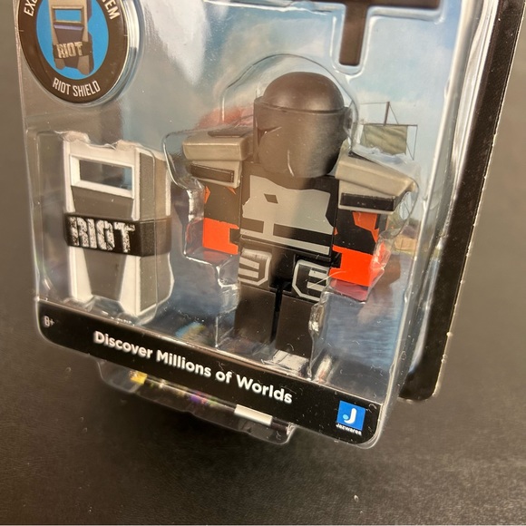 Roblox Tower Defense Simulator: The Riot Figure with Exclusive Virtual Item - Picture 5 of 14